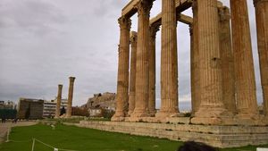 Restos del templo de Zeus Olímpico y acrópolis al fondo