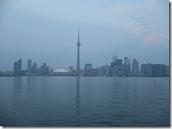 CN Tower y Skydome, y el resto de Toronto desde el agua