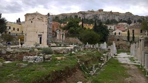 La torre de los vientos y la acrópolis de fondo