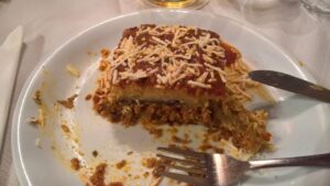 La mitad de la musaka