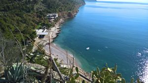 Bathers! The truth is that the water calls with that color.