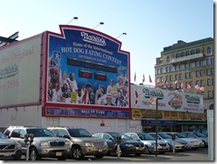 Concurso de comedores de perritos en Conie Island. Los perritos m&aacute;s famosos en Nathan's
