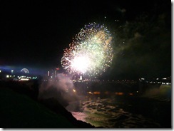 Fuegos artificiales sobre las cataratas